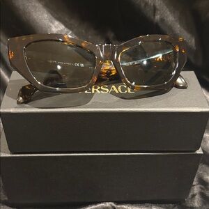 Versace Tortoise Shell Sunglasses
Brand New Authentic